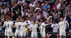 La star du Real Cristiano Ronaldo partage sa joie avec ses coÃ©quipiers aprÃ¨s son premier but...jpg