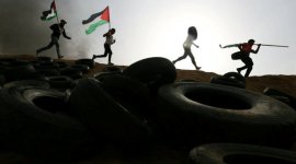 1111153-palestinian-protesters-run-during-clashes-with-israeli-troops-at-israel-gaza-border-in-t.jpg